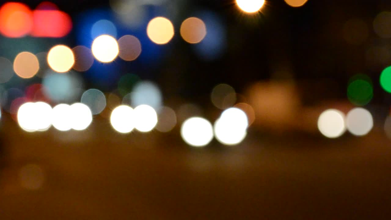 Luci sfocate di una strada di notte
