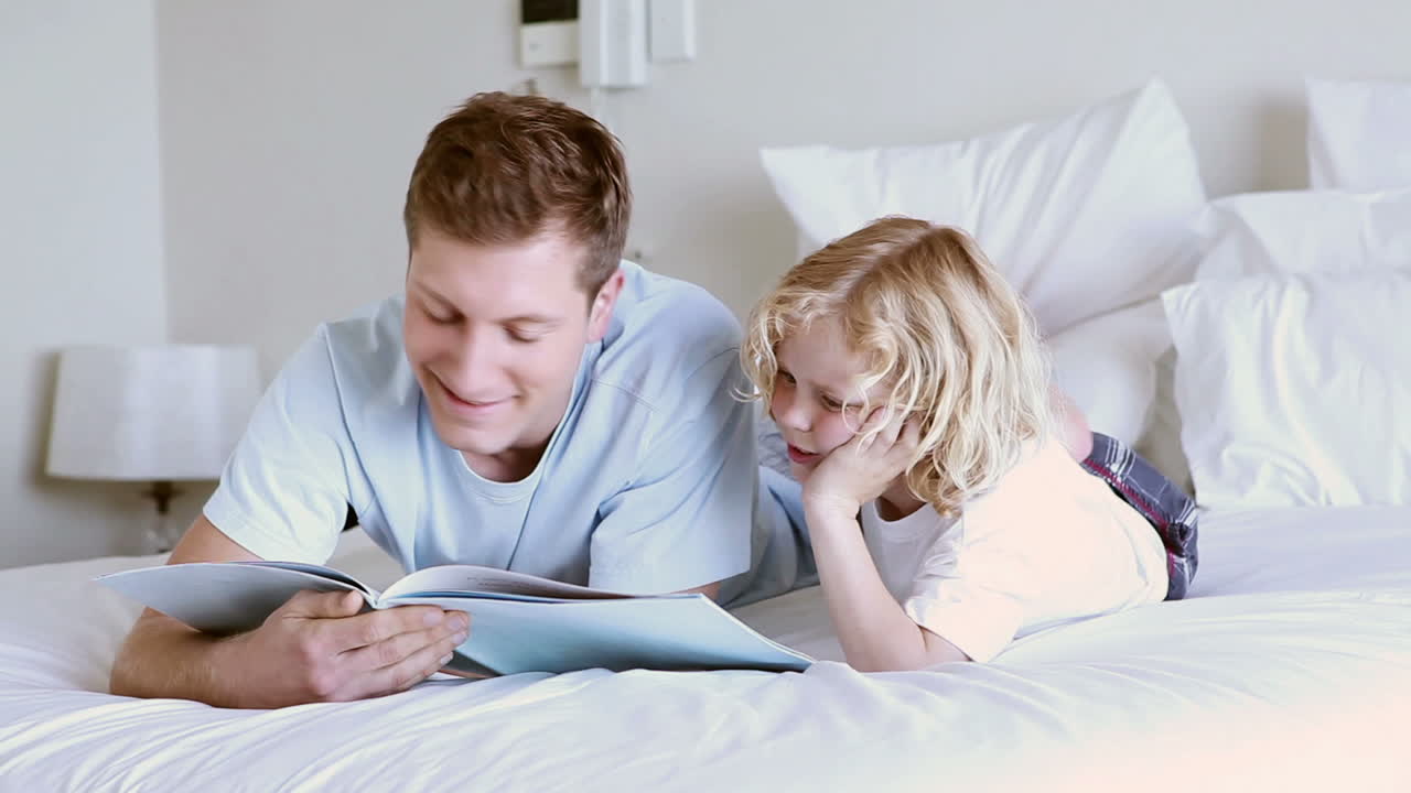 Padre e figlio che leggono un libro