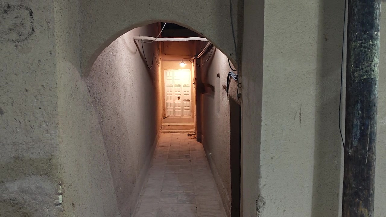 Gece Işıklı Beyaz Kapılı Dar Sokak