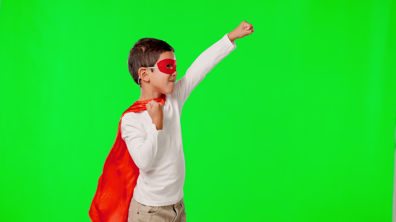 비행, 슈퍼 히어로 및 초록색에 아이와 놀고