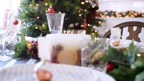 Disparo-De-Inclinación-De-Un-Titular-De-La-Tarjeta-De-Nombre-De-Chuchería-Dispuestas-En-Una-Mesa-De-La-Cena-De-Navidad,-Cerrar