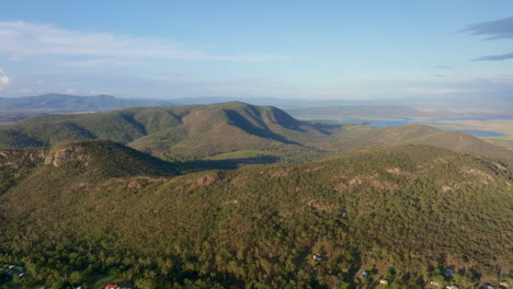Drohnenüberflug-Grüne-Australische-Landschaft-Mit-Hügeln-Und-Dämmen-Im-Hintergrund-An-Sonnigen-Tagen,-4k