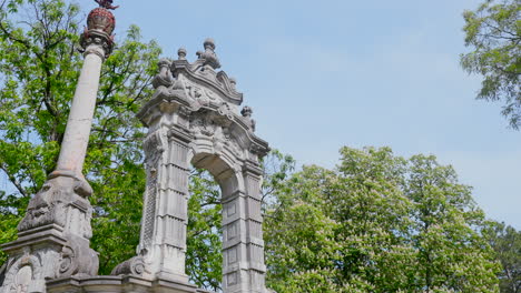 arco de piedra ornamental en un parque