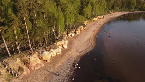 波羅的海海岸的紅色砂岩懸崖veczemju klintis空中圖