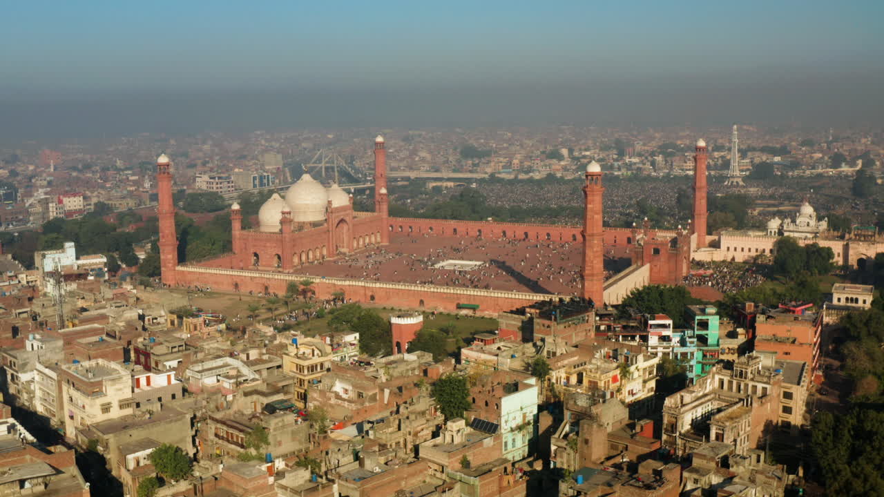 vista aérea de la mezquita badshahi en lahore, pakistán durante el día - disparo de drones