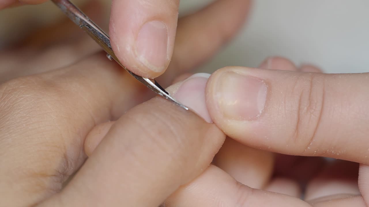 Close-up do processo de manicure com ferramenta para cutículas