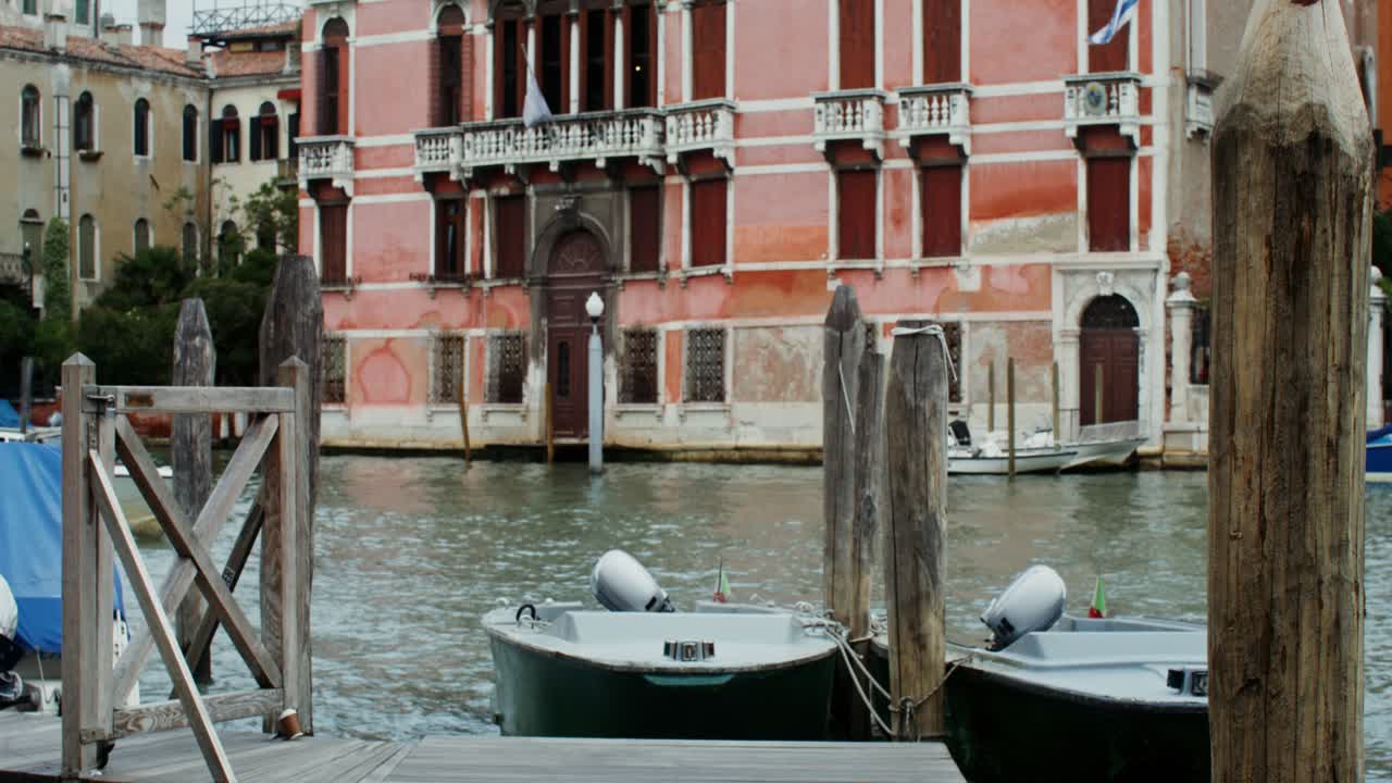 escena del canal veneciano con barcos y edificios