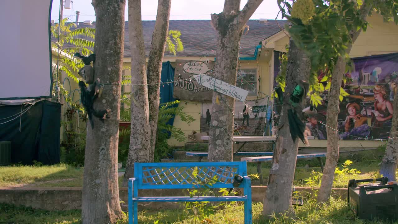 시골 장식에서 파란 별빛 드라이브