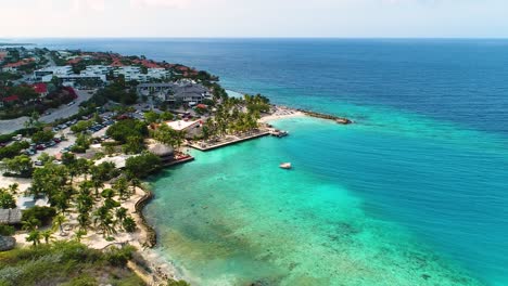 Arrecife-De-Coral-Arenoso-Y-Aguas-Azul-Turquesa-Del-Océano-Caribe-De-La-Playa-De-Zanzíbar,-Jan-Thiel-Curacao