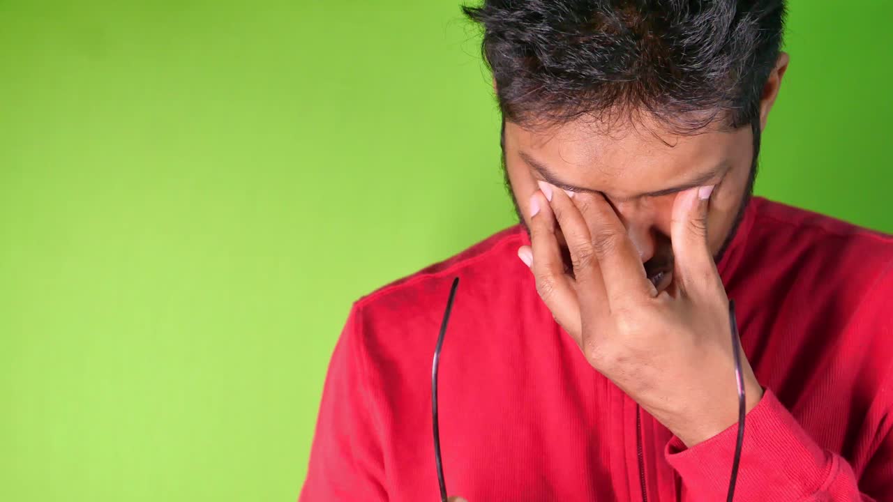 Uomo con affaticamento degli occhi o mal di testa