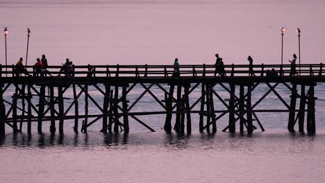 Die-Mon-brücke-Ist-Eine-Alte-Holzbrücke-In-Sangkla,-Thailand