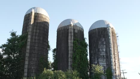 Verfallene-Und-Verlassene-Farmsilos-In-Medford,-New-Jersey,-USA