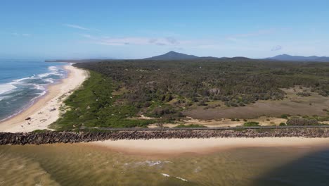 Luftaufnahmen-Von-Der-Urunga-Promenade-Entlang-Des-Strandes-Zum-Picket-Hill-Und-Darüber-Hinaus-Zu-Den-Nambucca-Heads