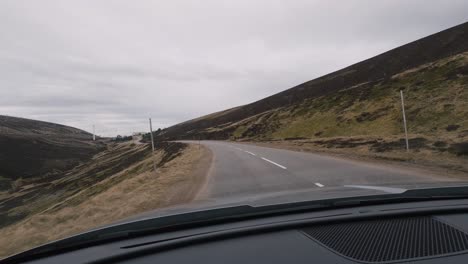 Conduciendo-A-Través-De-Las-Escénicas-Tierras-Altas-Escocesas-En-Un-Todoterreno,-Capturando-La-Experiencia-Inmersiva-Desde-El-Interior-Del-Coche-A-Través-Del-Parabrisas