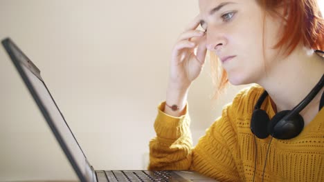 Joven-Mujer-Vintage-En-Suéter-Amarillo-Pensando-Frente-A-Una-Computadora-Portátil