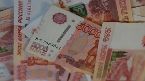 el fondo está cubierto de billetes de cinco mil rublos.