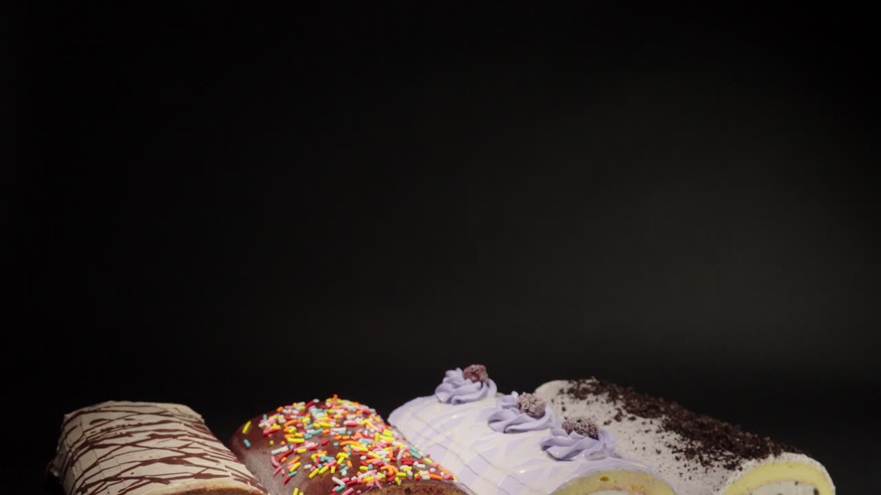 틀 아이스크림 프로스터 스위스 케이크 롤 컬렉션 검은 배경 오레오 블랙베리 나폴리 스 스프링클과 모카 모카 맛