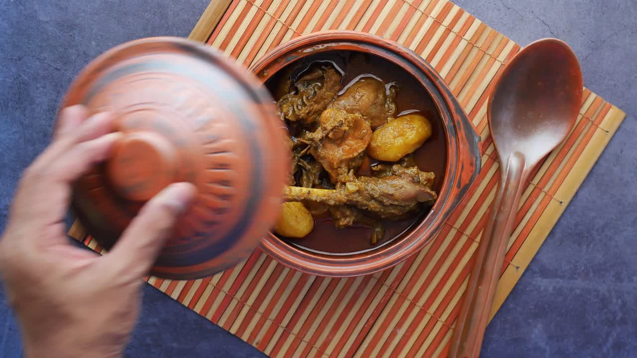 delicioso pollo y curry de patatas en una olla de arcilla