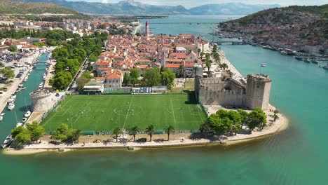 vista aérea de trogir croacia y el campo de fútbol