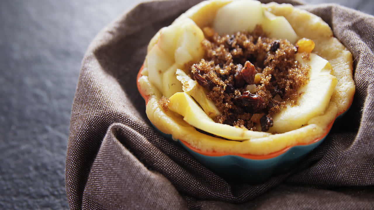 pastel de manzana en un textil 4k