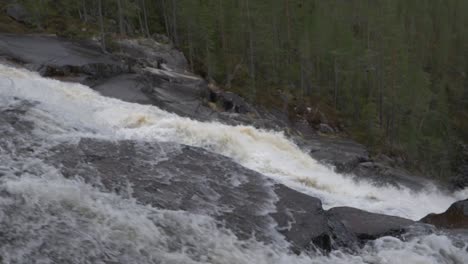 Cascada-río-Loco-En-Noruega.-Camara-Lenta