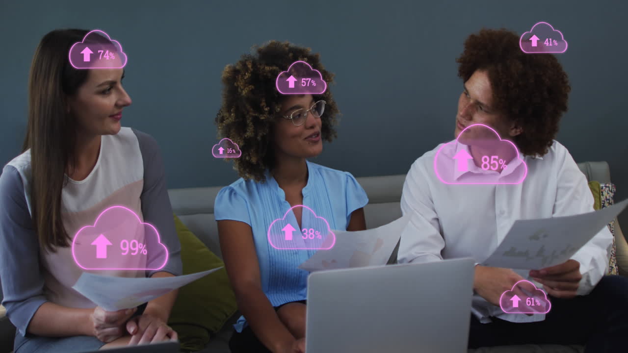 animación de nubes con porcentaje sobre diversas personas de negocios hablando