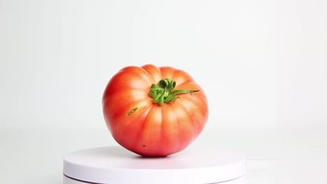 흰색 배경에 회전하는 신선한 빨간색 잘 익은 토마토