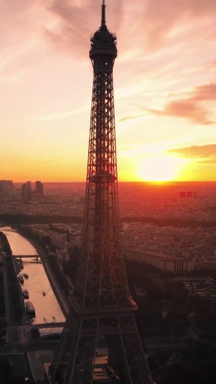 Vista aerea della Torre Eiffel al tramonto a Parigi