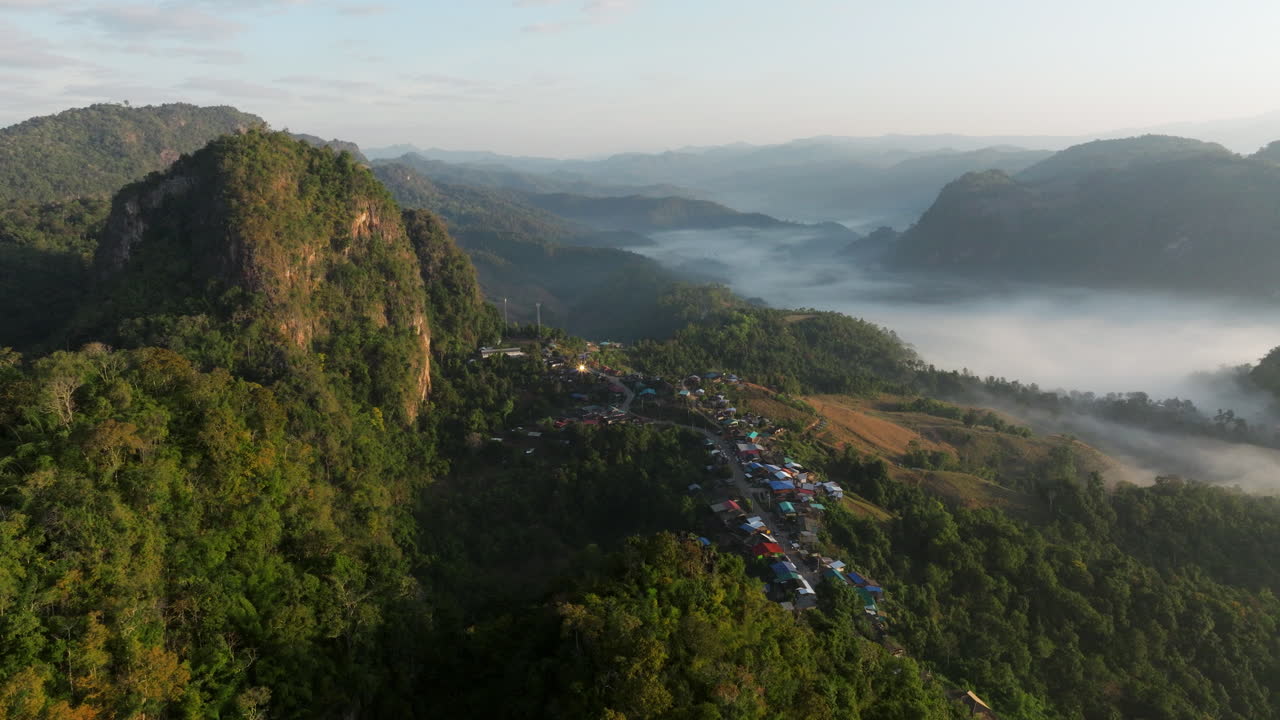 Vila Ban Jabo nas Montanhas de Calcário, com vista para a névoa matinal em Pang Ma Pha, Tailândia. Imagem aérea.