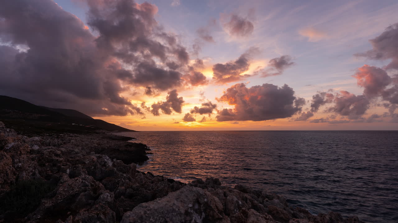 tramonto sull'oceano con nuvole drammatiche