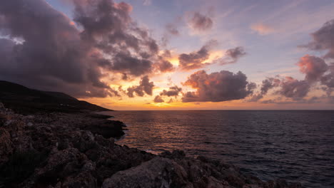 puesta de sol sobre el océano con nubes dramáticas