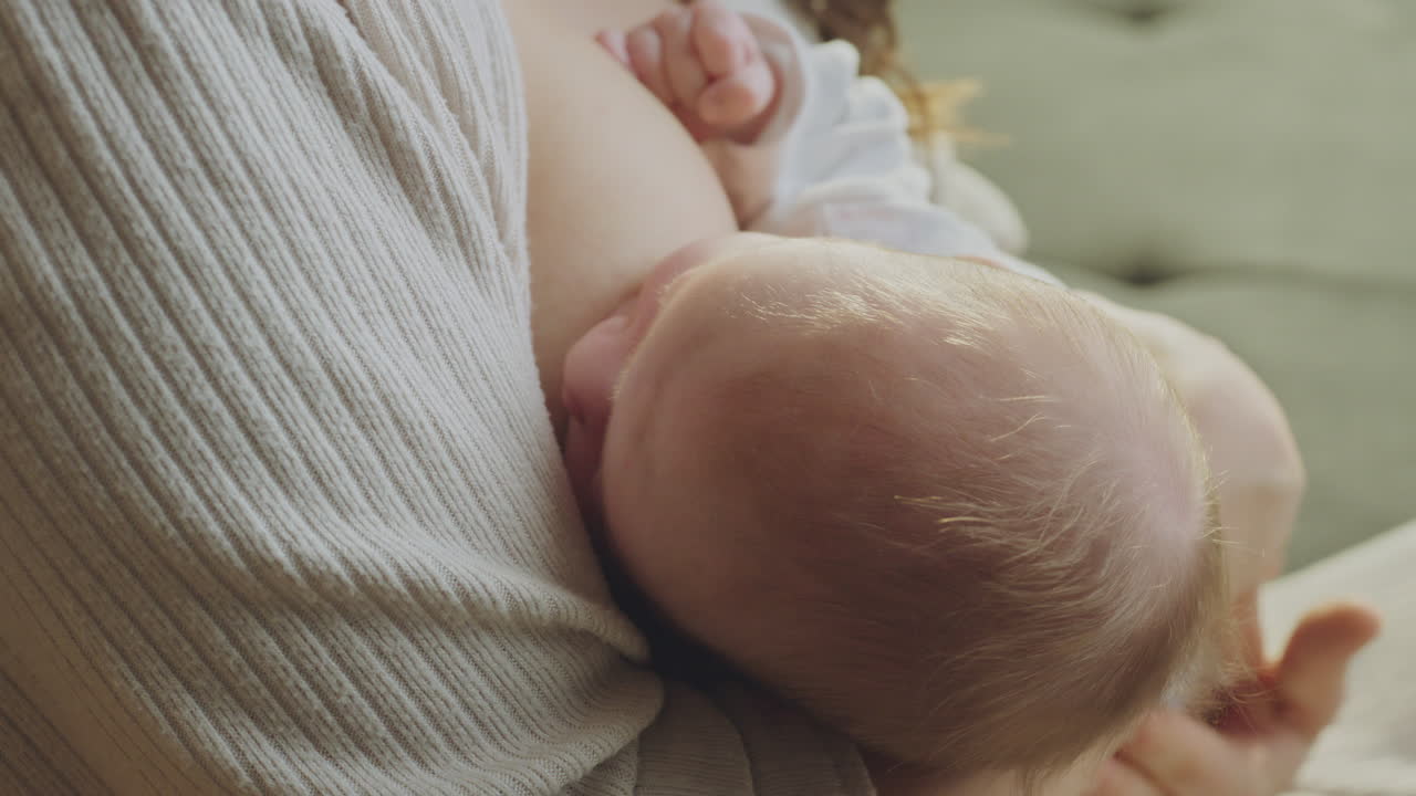 모유 수유하는 아기