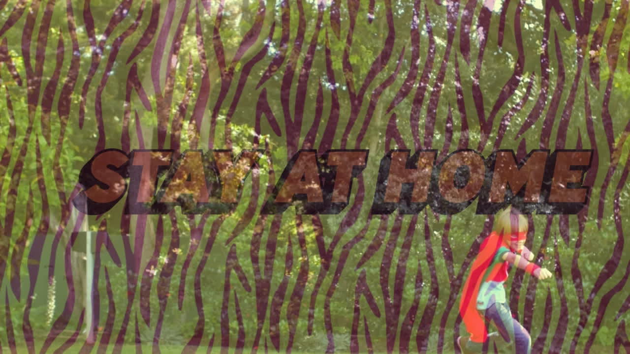 케이프를 입은 백인 소년보다 집에 머무르는 텍스트의 애니메이션