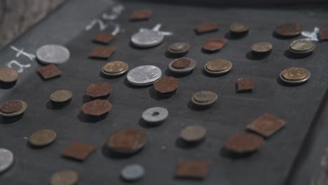 primer plano de monedas únicas expuestas en una bandeja en el mercado de artesanías tradicionales de varaždin