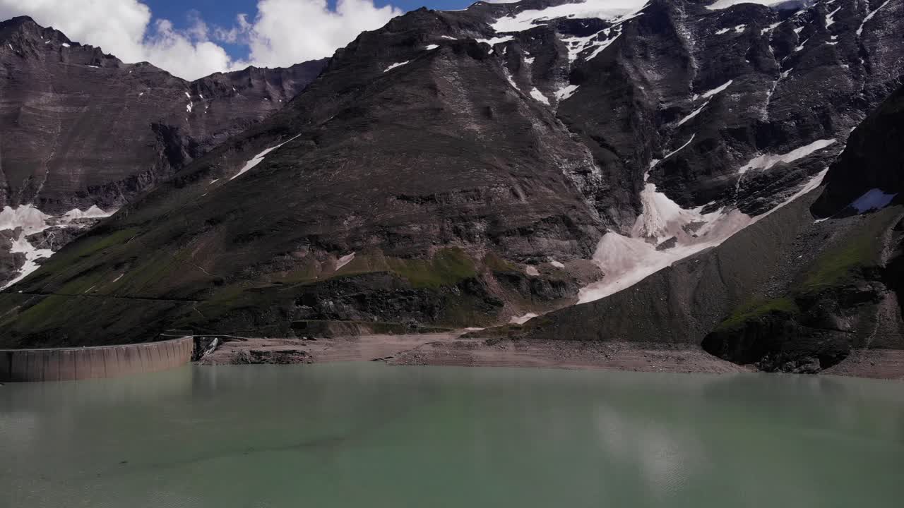 오스트리아 카프룬 산기슭에 있는 폭포보덴 저수지의 잔잔한 물