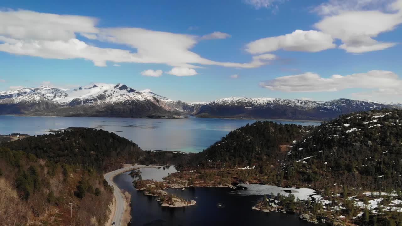 눈 덮인 산, 호수, 갈색 숲이 있는 아름다운 배경