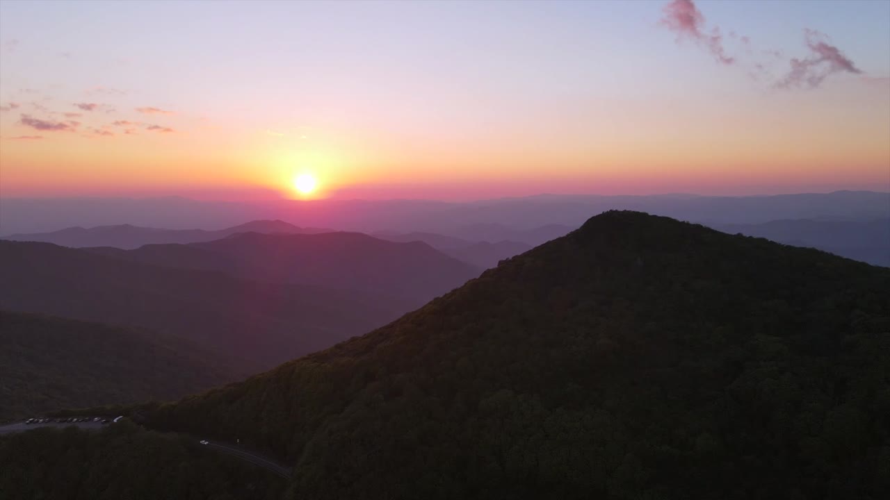 una excelente toma aérea de la puesta de sol sobre las montañas blue ridge en carolina del norte 1