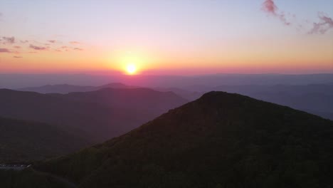 Una-Excelente-Toma-Aérea-De-La-Atardecer-Sobre-Las-Montañas-Blue-Ridge-En-Carolina-Del-Norte-1