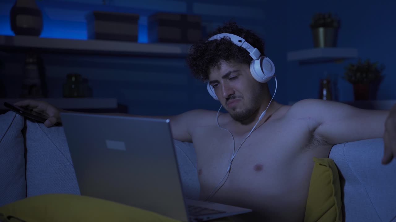 hombre joven viendo películas tristes y dramáticas, documentales.