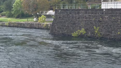 Canal-De-Augusta-En-Georgia-Debajo-De-La-Esclusa-Del-Río-Y-La-Entrada-Principal