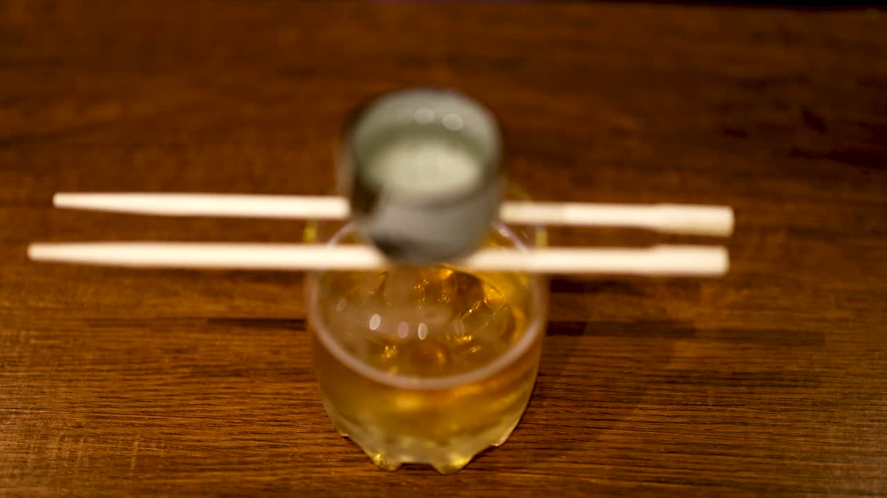 Sake versato nella birra, creando una miscela schiumosa