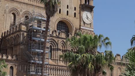 reloj de la ciudad fuera de la catedral de palermo