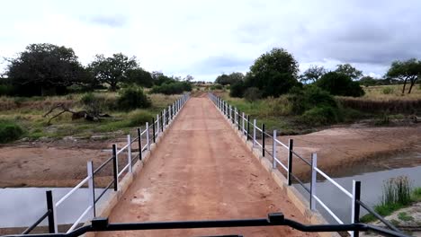 Cruzando-Un-Puente-En-La-Sabana,-Sobre-Un-Río-En-áfrica