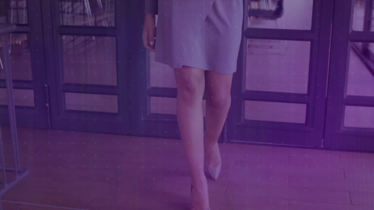 태블릿을 들고 사무실로 걸어 들어가는 여성, 비즈니스 막대 차트와 상승하는 선 그래프를 시작해요