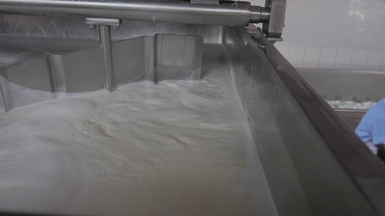 Milk mixing machine for the basic ingredients of cheese making