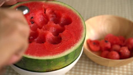 Hacer-Una-Cucharada-De-Sandía-En-Un-Tazón-Para-El-Postre