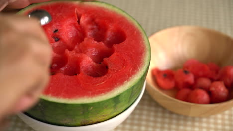hacer una cucharada de sandía en un tazón para el postre