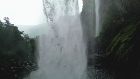 Hermosa-Vista-De-Cerca-De-La-Cascada-Devkund