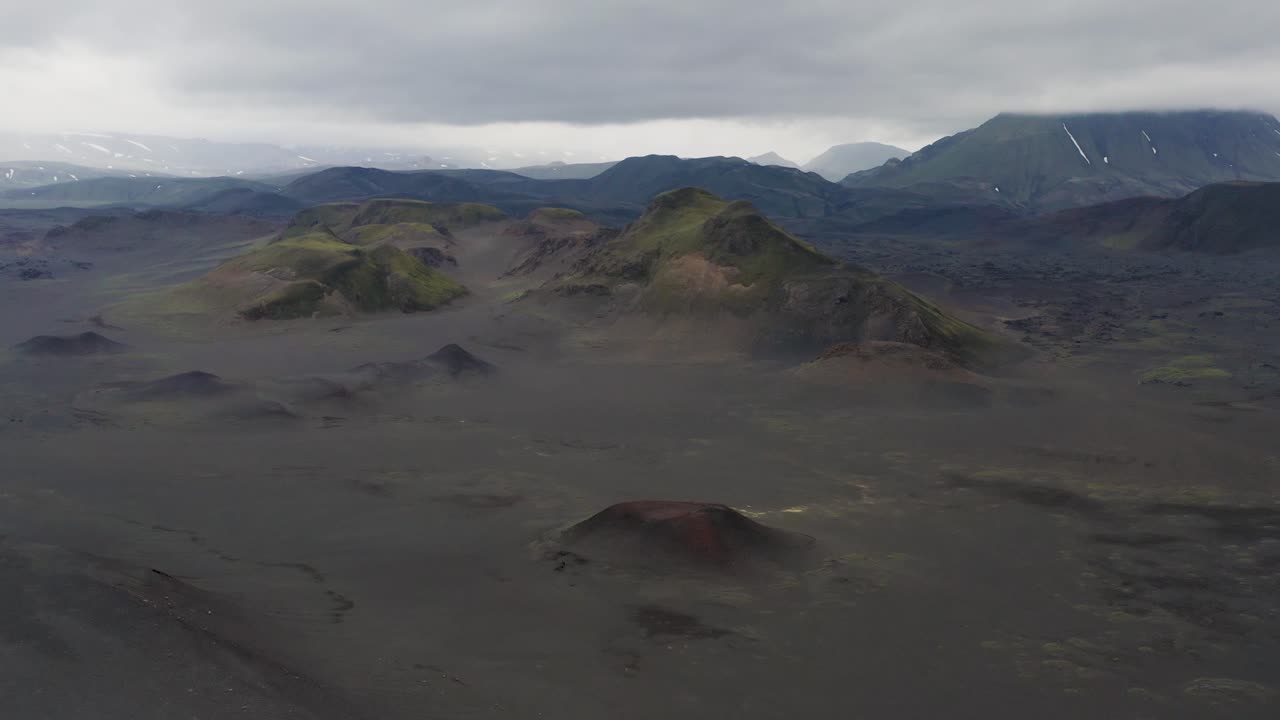 las tierras altas de islandia durante un día nublado y brumoso con montañas nevadas en el fondo