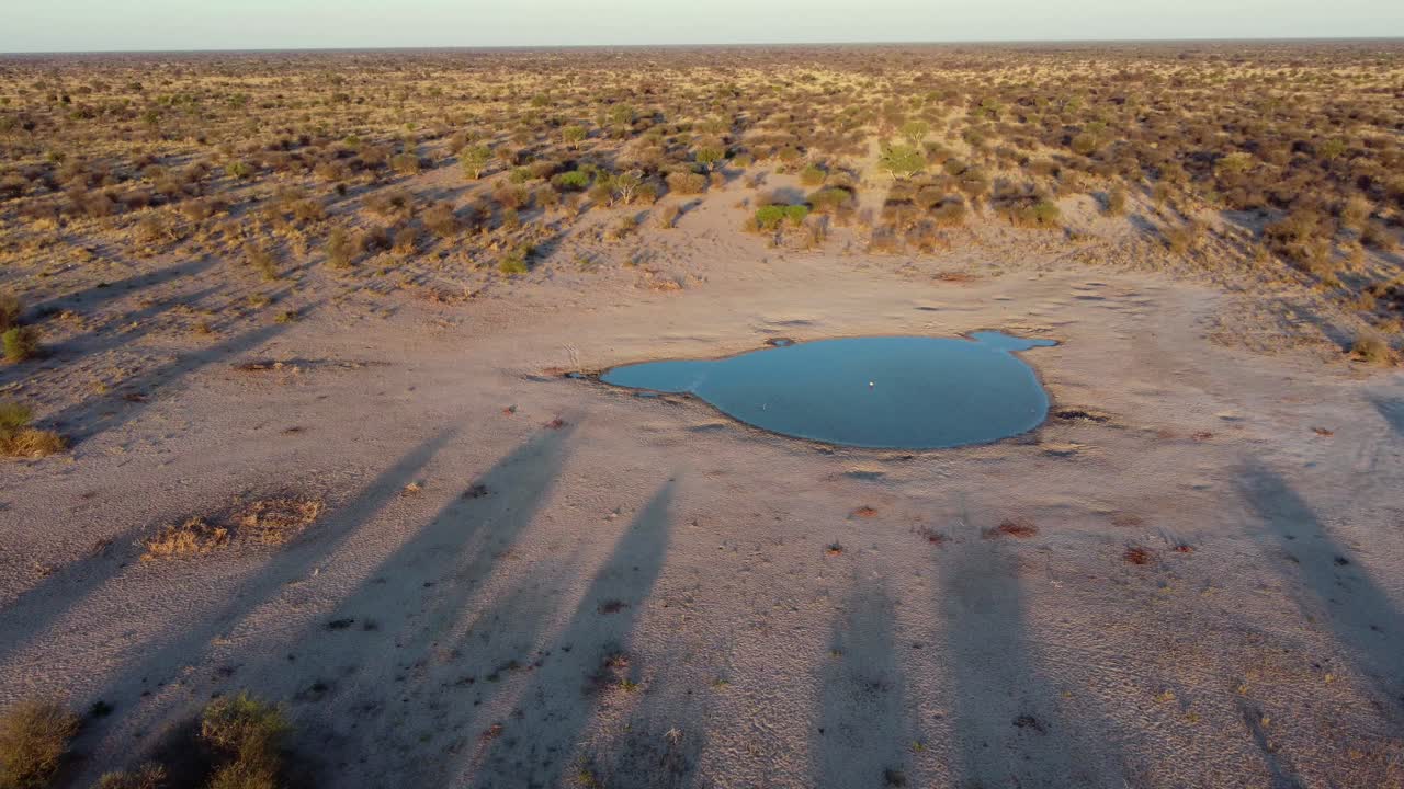vista aérea de un pozo de agua en la árida región de kalahari en el sur de áfrica